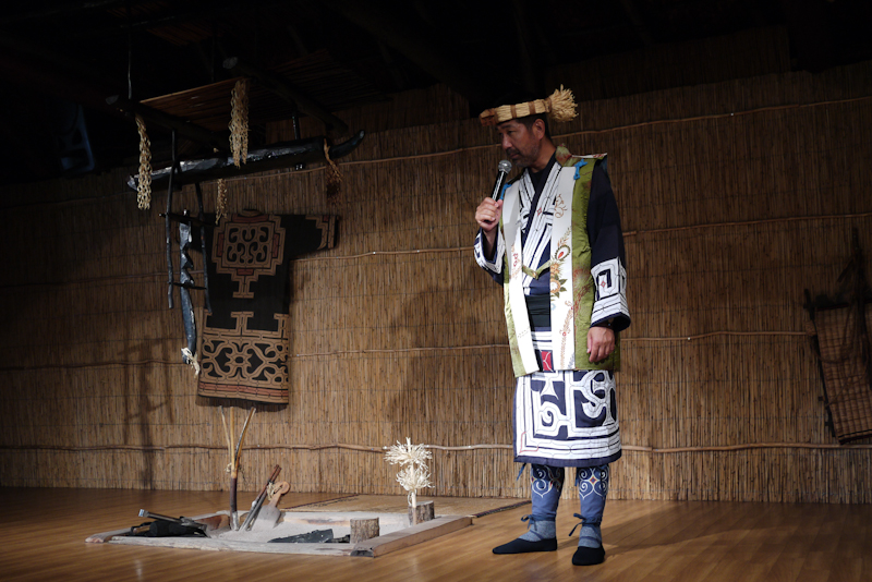 Suku Ainu sedang bercerita