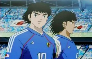 2 Atlit Sepak Bola Jepang Praktekkan Tendangan Ganda Dari Manga Kapten Tsubasa