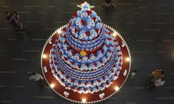 Ada Pohon Natal Doraemon Raksasa Menjulang di Singapura