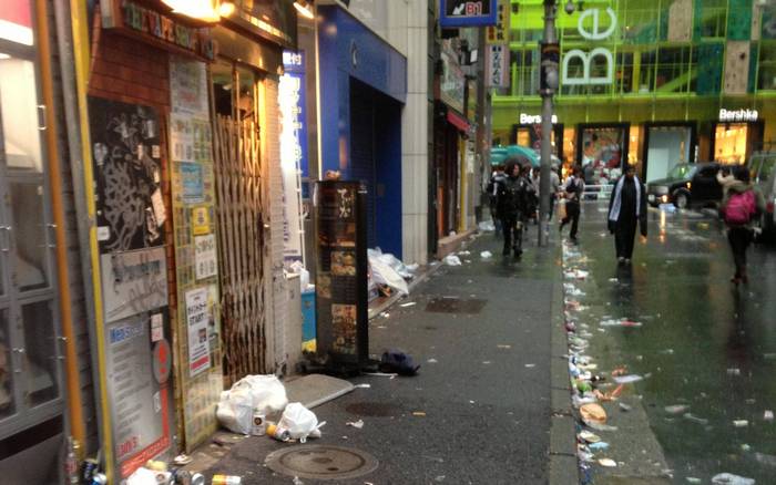 Selesai Pesta Halloween, Jalan-jalan di Shibuya Dipenuhi Oleh Sampah