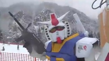 Sebuah Gundam Terlihat Sedang Bermain Ski Menuruni Gunung di Jepang