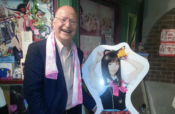 Seorang Senator Belgia Melobi AKB48 Untuk Bisa Konser Di Eropa