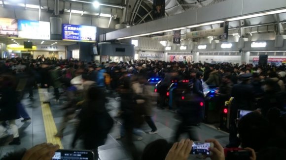 Lihat Suasana Keramaian Stasiun Kereta Di Hari Comiket 89 Lalu