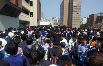 Puluhan Penggemar Rela Menginap di Taman Ikebukuro Demi Event Love Live!