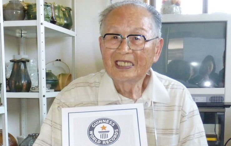 Kakek Berusia 96 Tahun Ini Resmi Menjadi Lulusan Tertua Sedunia